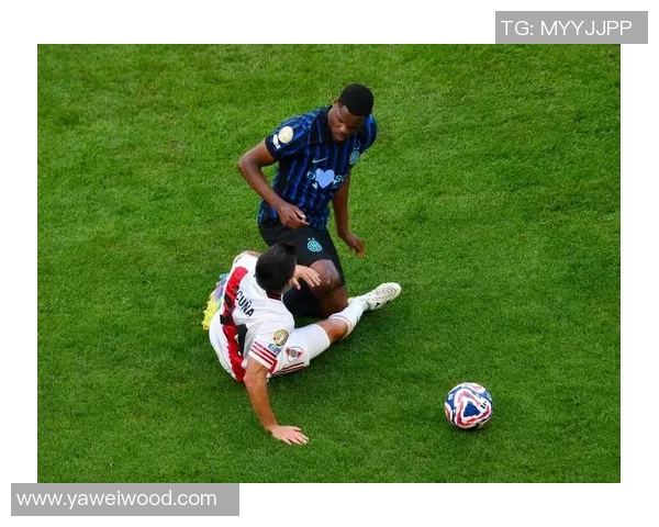 马伦谈与邓弗里斯默契配合称共同训练已久助力球队表现 马伦谈与邓弗里斯默契配合称共同训练已久助力球队表现