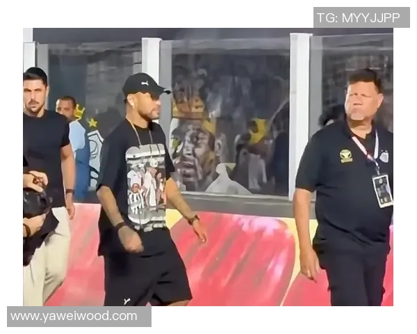 内马尔因伤缺阵携女儿现身球场为桑托斯加油助威