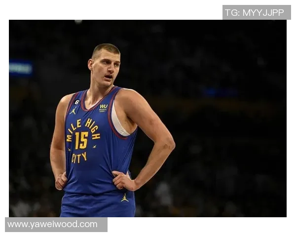 约基奇在亚当斯防守下表现低迷15分钟内仅得6分3助正负值惨淡13 约基奇在亚当斯防守下表现低迷15分钟内仅得6分3助正负值惨淡13