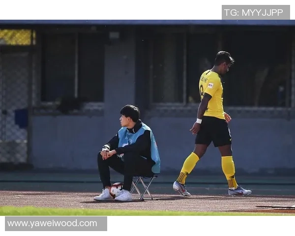 阿夫迪亚恶意犯规剪刀脚绊倒科沃德遭追加处罚引发热议